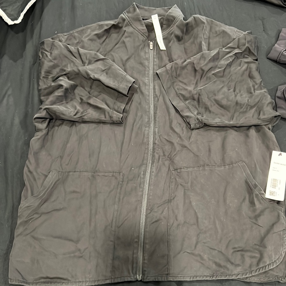 Lululemon Sendal Jacket size 8 New & black leggings, worn once Size 8